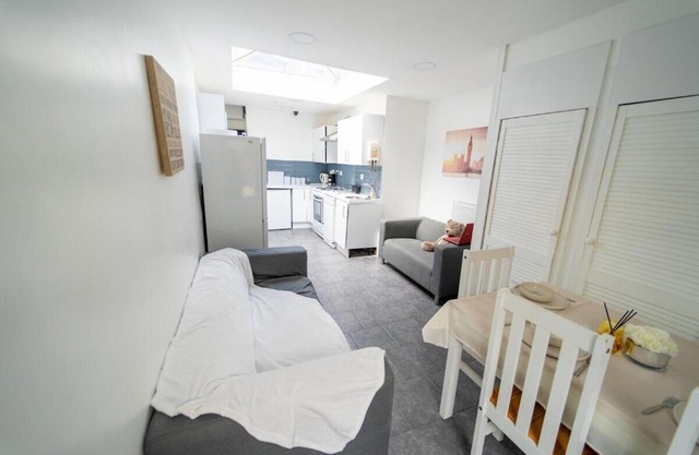 STAY SA Cosy equipped studios available 10 mins from the city! Free WIFI &50" SMART TV's!