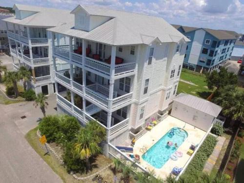 Stay Salty Villa with views of canal and short walk to beach