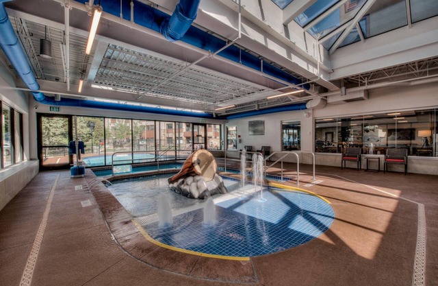 Stay Slopeside At Peak 9, Cozy Studio Steps To Apres& Dining Studio Bedroom Condo by RedAwning