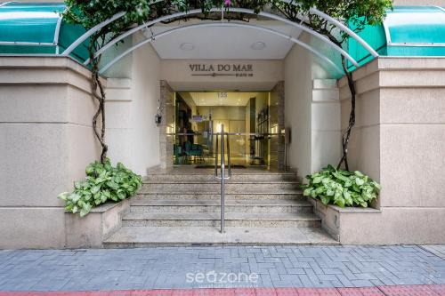 Stay steps from the sea in Meia Praia - VIM