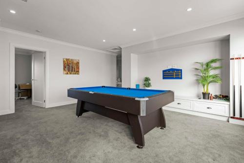 StayAU Contemporary 5BRM Families Home Point Cook