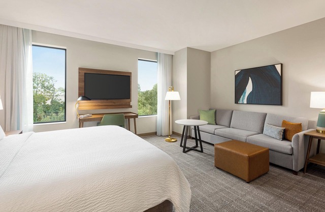Staybridge Suites Montréal Airport - St-Laurent by IHG