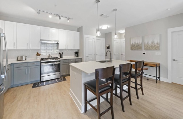 StaysByWalker 2BR Waverly - WiFi/King Beds/Gym