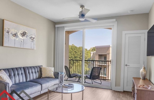 StaysByWalker™ King Bed ★ SouthPark 1BR Condo ★ Pool/Gym (690 SqFt)