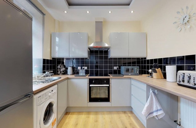 Stayzo Stylish House Accommodation in Westminster