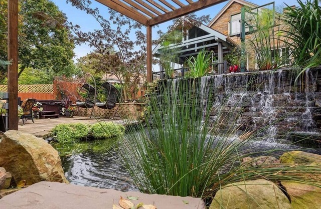 Steel City Retreat - Hot Tub-Fire Pit-Pet-Friendly-Koi Pond