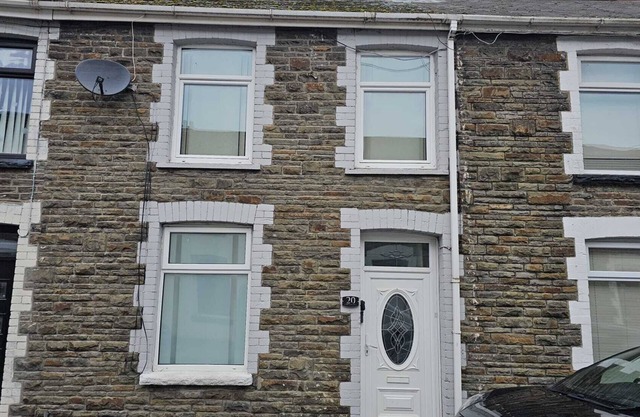 Step straight onto Afan Forest’s world-class bike trails from this two-bed, dog-friendly hideaway. Unwind by the crackling log burner after a day of adventure, stream movies on fast Wi-Fi or fire up the outdoor BBQ for dinner under the stars.<