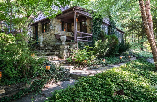 STEPPING STONES, Candlewood Lake Cottage, 3BR 2BA w/ Hot Tub & Pool Table!