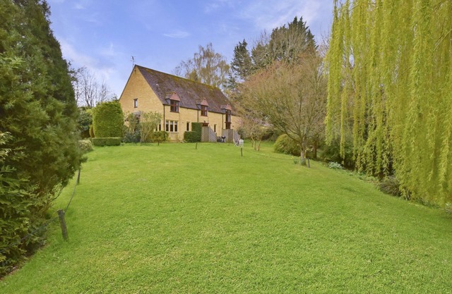 Stepping Stones Cottage - sleeps 4 guests in 2 bedrooms