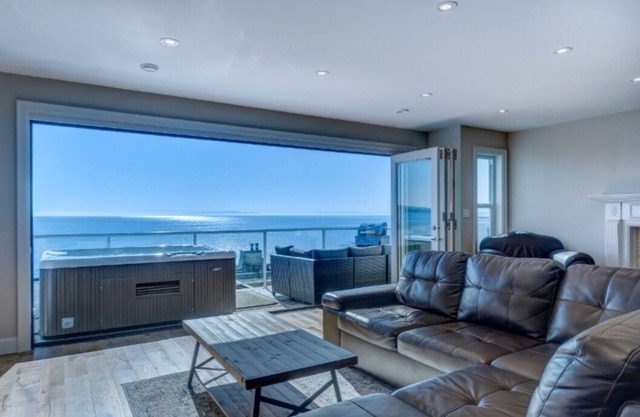Steps from East beach White Rock with hot tub!