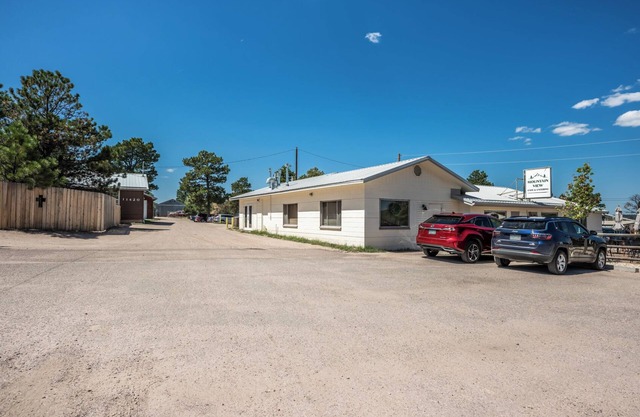 Steps from Mountain View Cafe! 2 bedroom attached cabin w/fenced private yard!