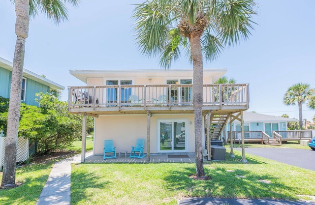 Steps to beach & restuarants and Pet Friendly!
