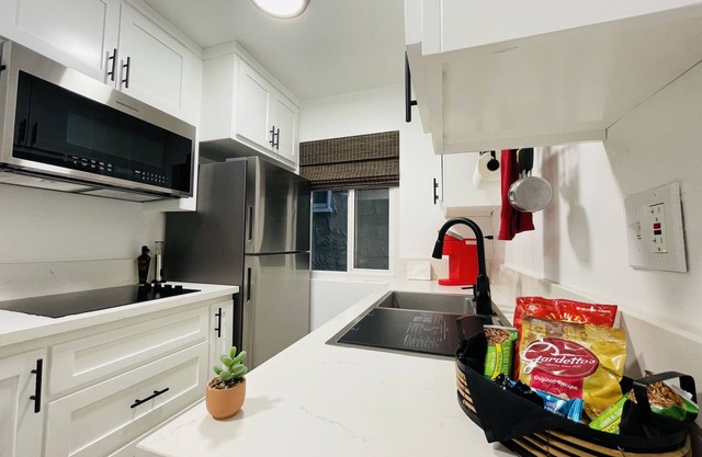 Steps to Restaurants & Shops+King Bed+Secure Parking+Patio