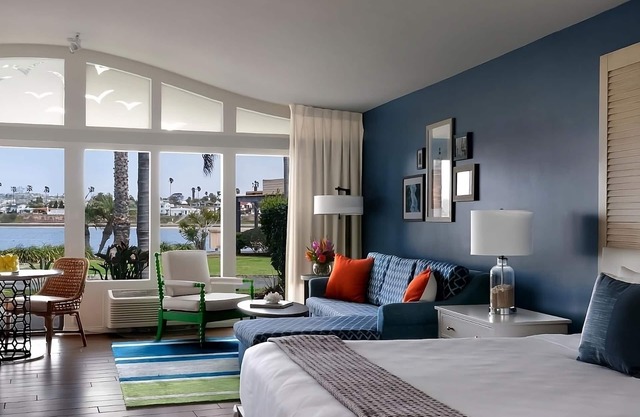 Steps to the Beach! Pools, Parking, Pets Allowed! Close to Mission Beach!