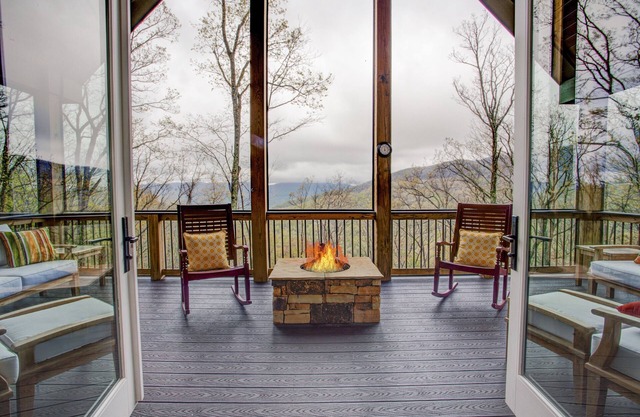 Sticks & Stones | NEW Construction, Elegantly Decorated, HOT TUB, Pet Friendly, Tons of Privacy!
