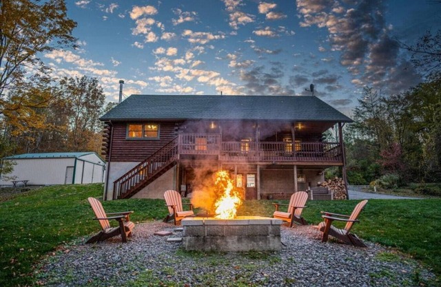 Stocked fishing pond and AMAZING Views from the fire pit and hot tub!