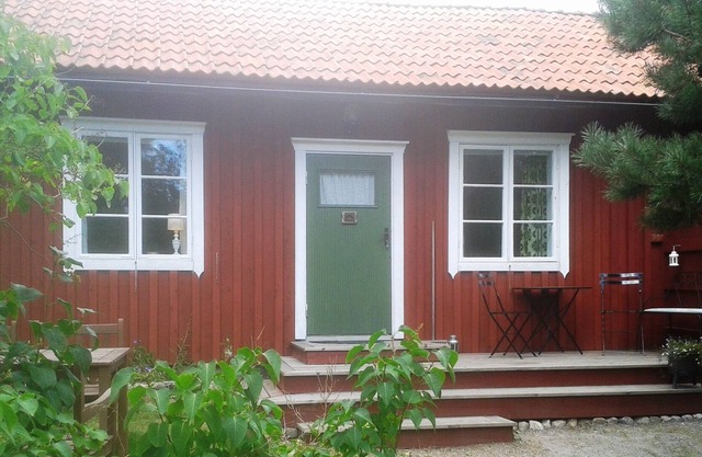Stockholm archipelago, lakeside cottage with all the convenience and garden