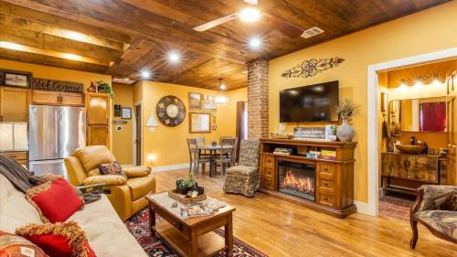 Stockyards 5 mins, New, Sleeps 8 Cedar House, TCU