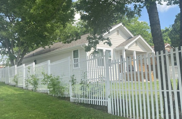 StockYards! Less than 4 minutes-Sleeps 8-Lee House, TCU close by