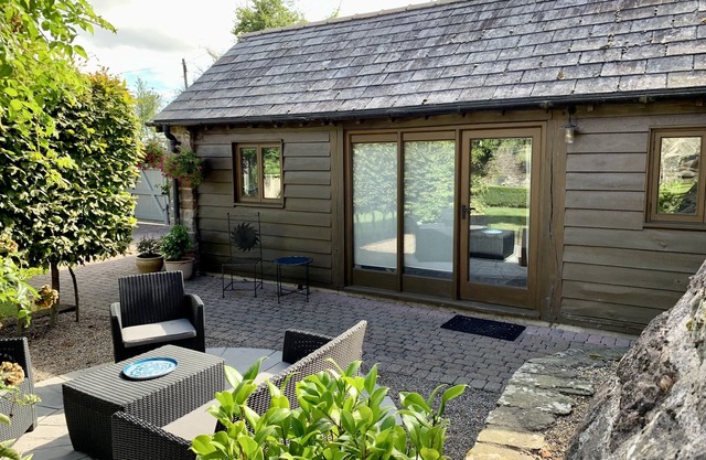 Stone-built, modernised, well-equipped courtyard studio in village location