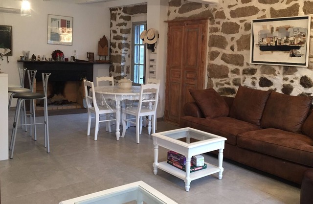 Stone house village center with private parking, mountain view classified site