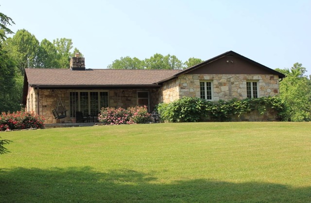 Stone Lodge on 25 ac., 2 miles from New River Gorge National Park