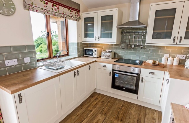 STONEY-BROOK LODGE, pet friendly, luxury holiday cottage in Ludlow