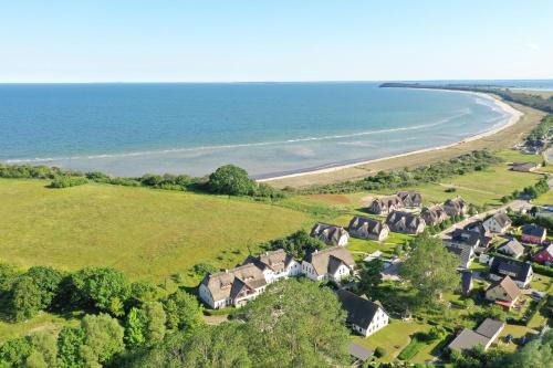 strandnah mit Balkon, gratis Nutzung vom AHOI Erlebnisbad und Sauna in Sellin - Strandhaus Mönchgut FeWo13