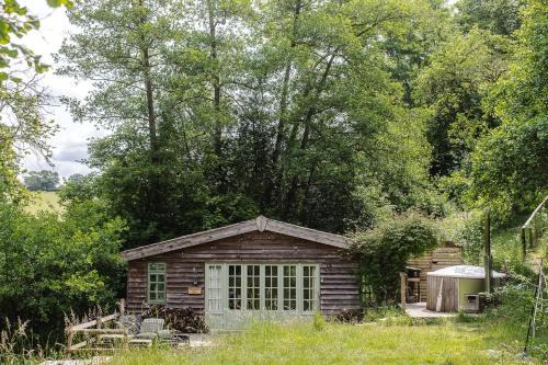 Streamside Cabin with Hot Tub