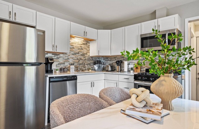 Streamwood Gameroom K/Q Bd Pet Friendly