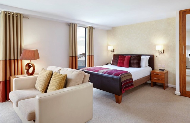 Stroll Along the Quayside | Free Wi-Fi + Breakfast Included + Business Centre On-Site