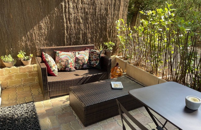 Studio 10 minutes from the beaches of Cannes in a private family estate.