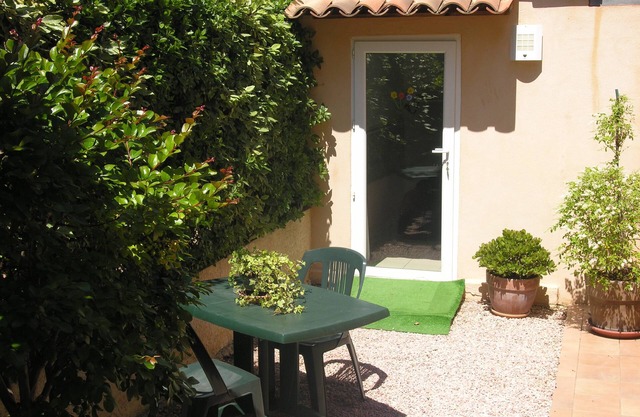 Studio, 100m from the beach, recent, in quiet and green.