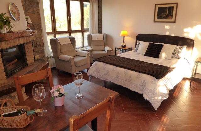 Studio (2 pax) with views of the river and pool. 10 minutes from Pamplona.