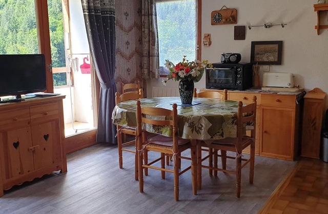 Studio 28m² au centre avec piscine et balcon ! - FR-1-573-44