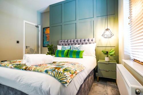 Studio 44 - Spacious Studios - City Centre Location - Contractor Friendly - Free WiFi - Smart TV - Desk Space - Well Designed - Communal Garden