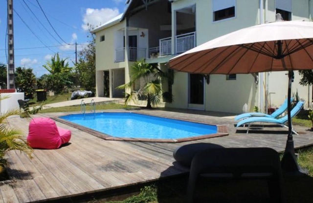 Studio accueillant à Baie Mahault, 22 m², piscine partagée.