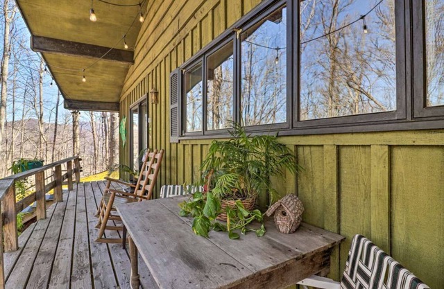 Studio Apartment atop Catamount Gap - 2 miles from WCU with Full Kitchen