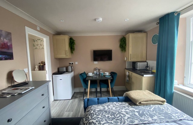 Studio Apartment, centre of Tavistock, Devon Four