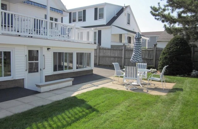 Studio apartment ideally located in the coveted Seabrook Beach Village District
