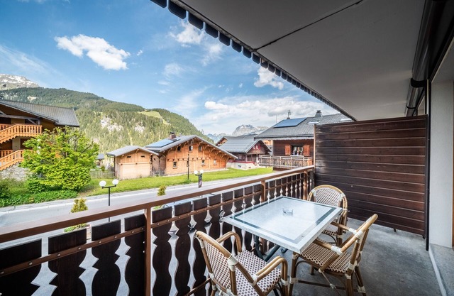 Studio Apartment 'Le Flocon - 4 Pers' with Mountain View, Balcony and Wi-Fi