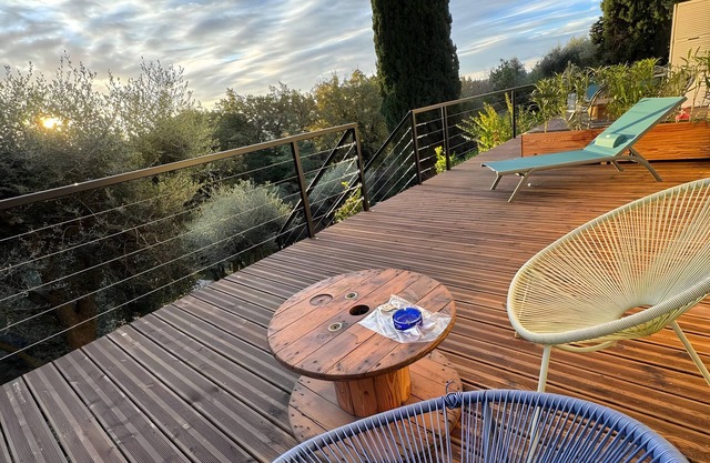 Studio Apartment 'Soleil Et Palmiers' with Shared Pool, Wi-Fi and Air Conditioning