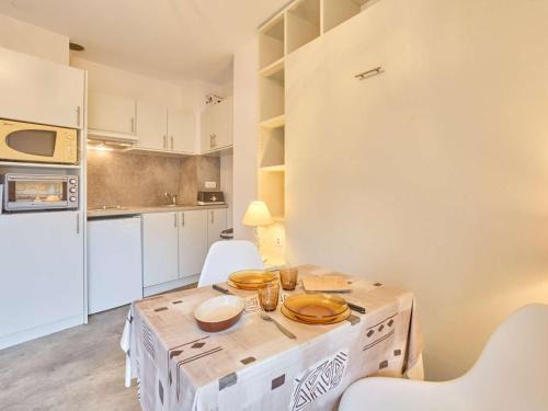 Studio central avec balcon, proche Thermes - FR-1-841-21