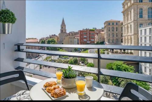 Studio climatisé vue église du Panier et hôtel intercontinental