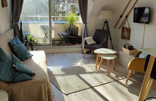 Studio Cosy, feet in the water