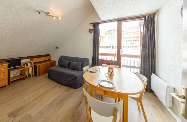 Studio near slopes for 4 pers. with bathtub, elevator, and kitchen appliances