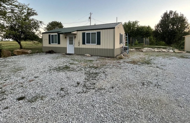 Studio guest house just outside Clinton. Close to Katy trail.,