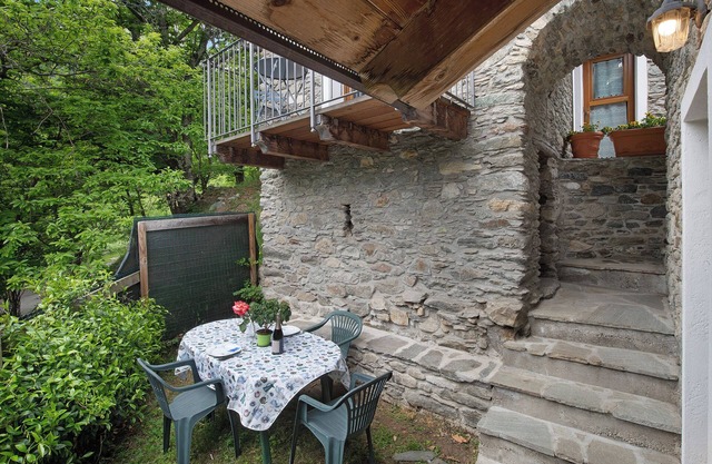 Studio 'Su 2 Livelli' with Mountain View, Shared Garden and Wi-Fi