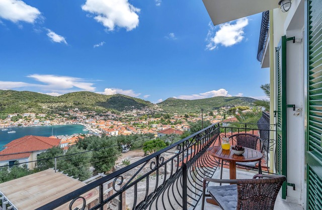 Studio 'Veronis 6' with Sea View, Shared Pool & Wi-Fi