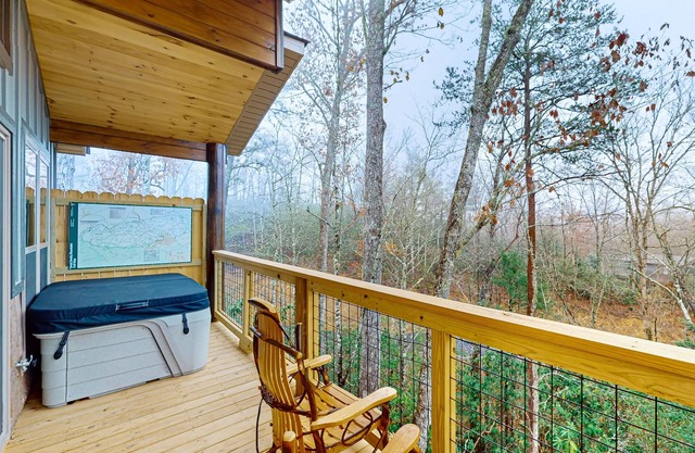 Studio w/free attraction tickets, hot tub, fire pit, deck, shared picnic area